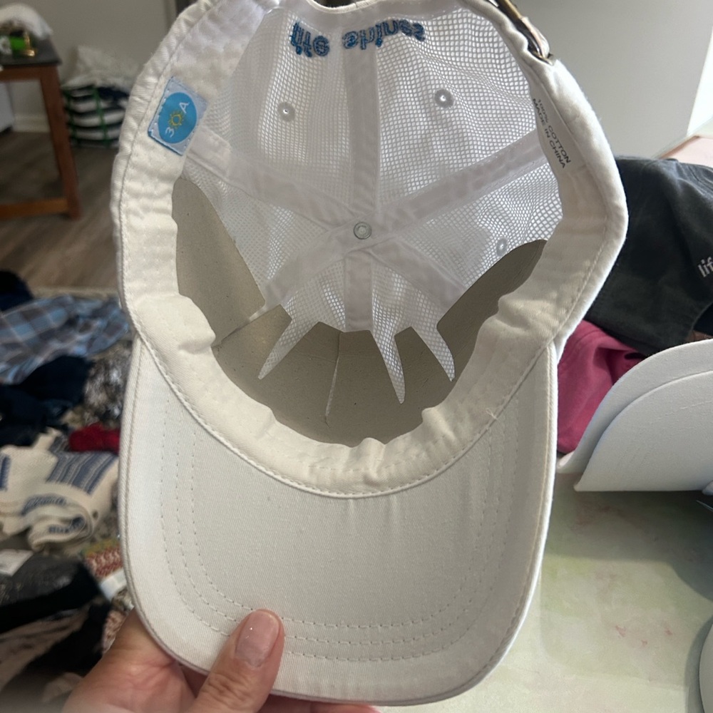 Embroidered hat. One size-adjustable - Picture 3 of 3